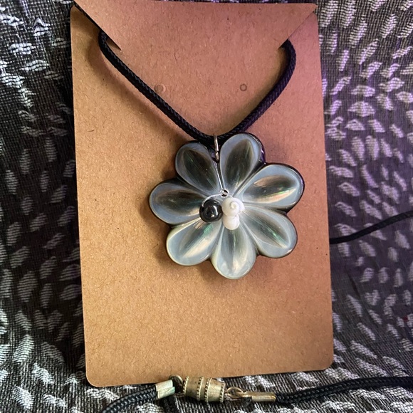 Jewelry - Vintage shell necklace